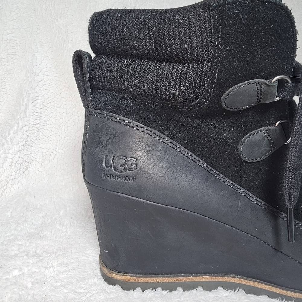 UGG Kriston Leather Suede Waterproof Bootie BLACK WEDGE Sz 8 Fur Wool Insole - Picture 2 of 9